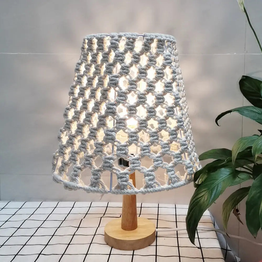 مصباح طاولة ليلية من حبل ريفي مع غطاء مخروطي مصنوع يدويًا