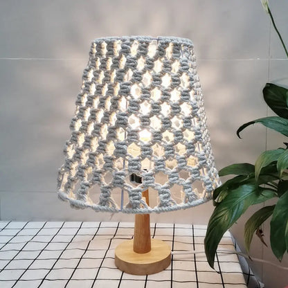 مصباح طاولة ليلية من حبل ريفي مع غطاء مخروطي مصنوع يدويًا
