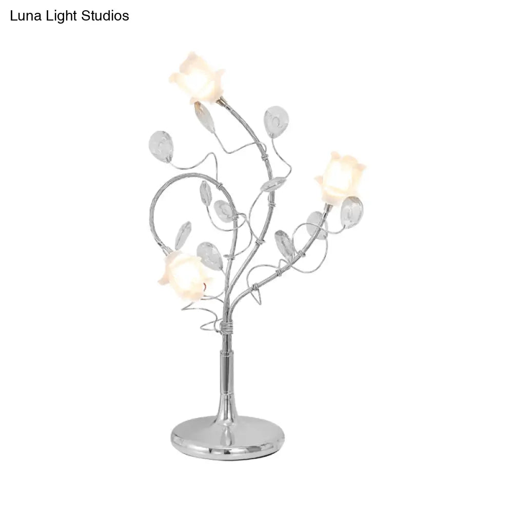 مصابيح طاولة جانبية ريفية فضية/ذهبية بثلاثة رؤوس، وغطاء زجاجي أبيض، وديكور من الكريستال