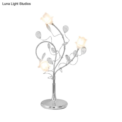 مصابيح طاولة جانبية ريفية فضية/ذهبية بثلاثة رؤوس، وغطاء زجاجي أبيض، وديكور من الكريستال