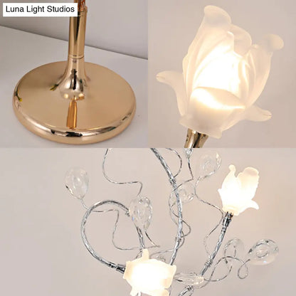 مصابيح طاولة جانبية ريفية فضية/ذهبية بثلاثة رؤوس، وغطاء زجاجي أبيض، وديكور من الكريستال