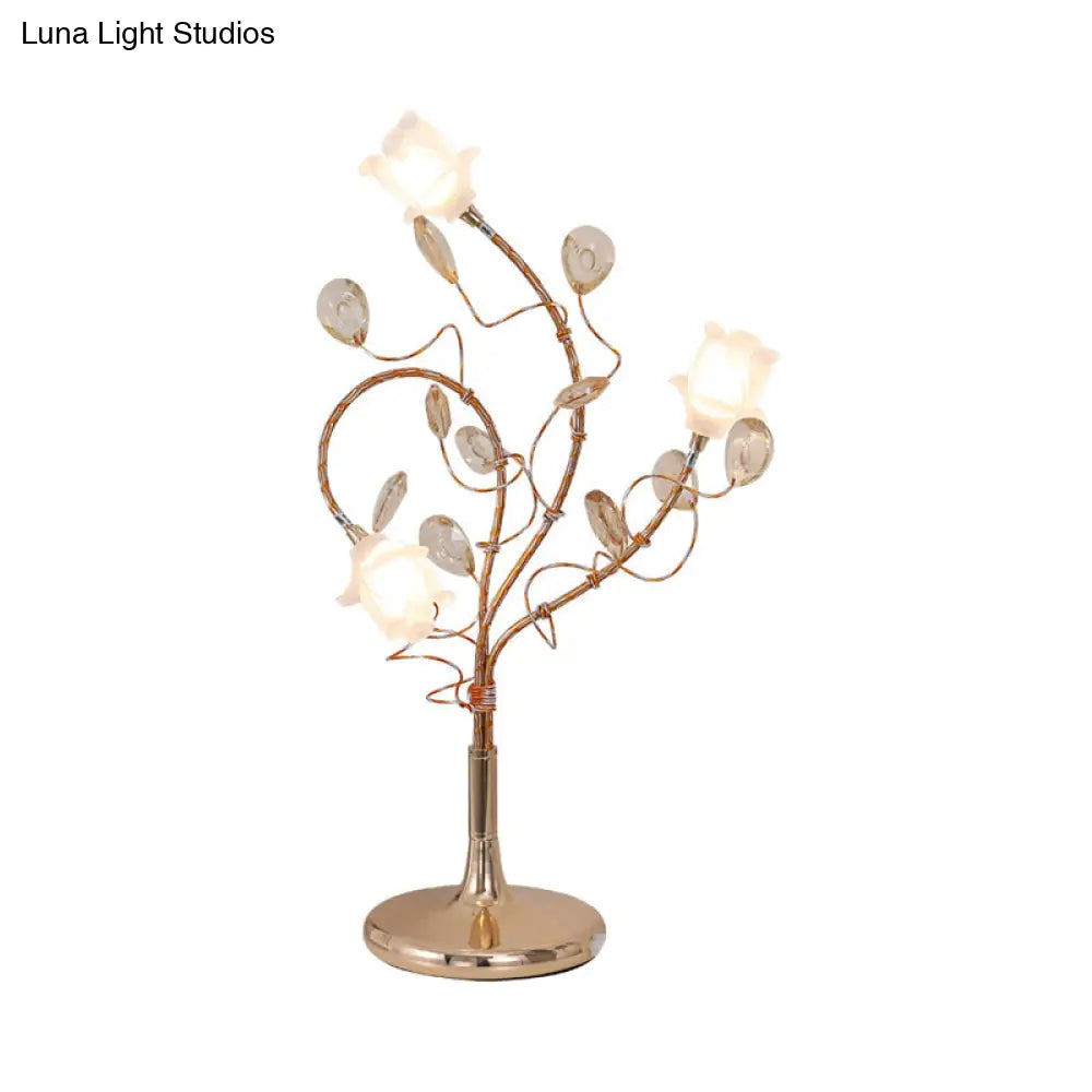 مصابيح طاولة جانبية ريفية فضية/ذهبية بثلاثة رؤوس، وغطاء زجاجي أبيض، وديكور من الكريستال