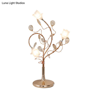 مصابيح طاولة جانبية ريفية فضية/ذهبية بثلاثة رؤوس، وغطاء زجاجي أبيض، وديكور من الكريستال