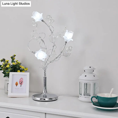 مصابيح طاولة جانبية ريفية فضية/ذهبية بثلاثة رؤوس، وغطاء زجاجي أبيض، وديكور من الكريستال