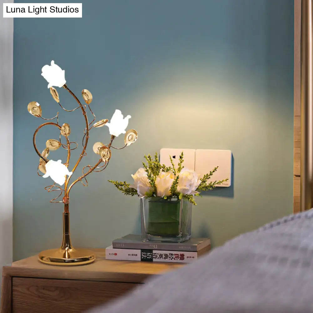 مصابيح طاولة جانبية ريفية فضية/ذهبية بثلاثة رؤوس، وغطاء زجاجي أبيض، وديكور من الكريستال