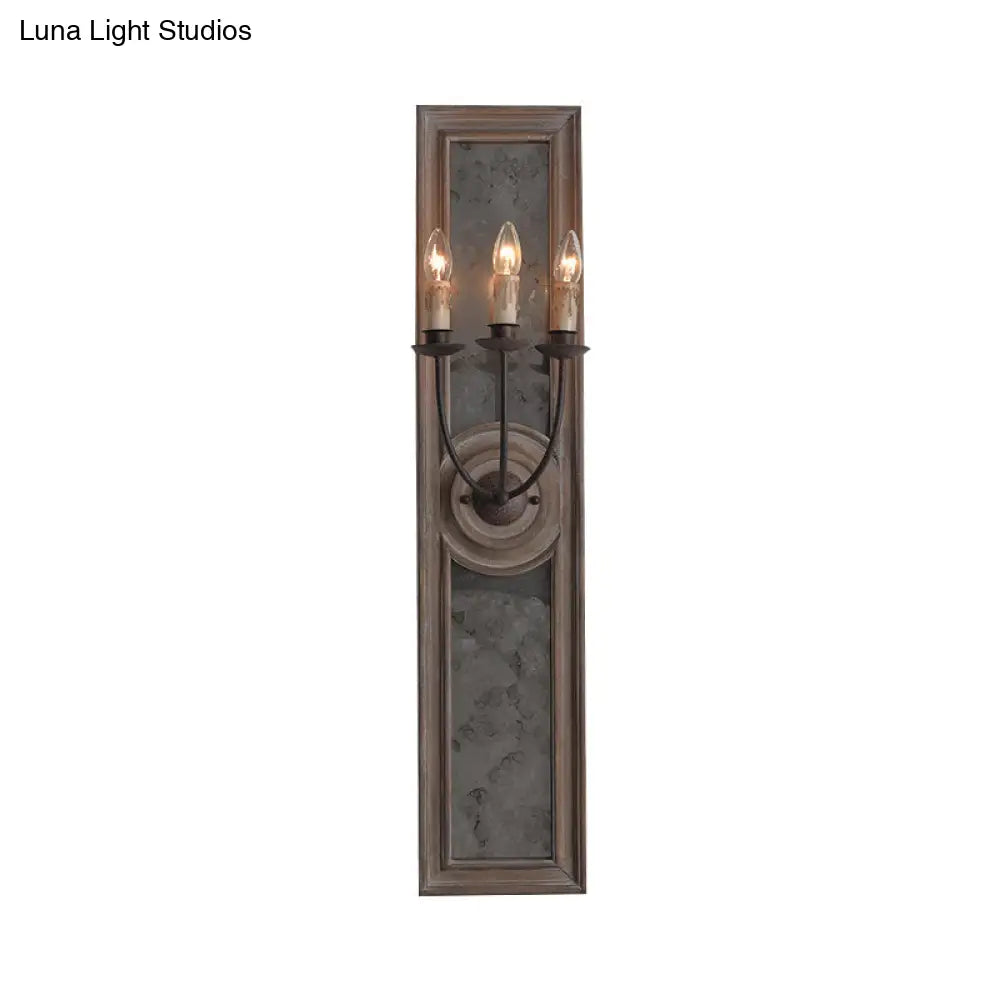مصباح حائطي على شكل شمعدان بثلاثة مصابيح على طراز ريفي مع تفاصيل مرآة باللون البني