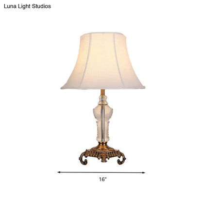 مصباح طاولة ليلية مخروطي أبيض ريفي مع لمسة من الكريستال - غطاء من القماش، ضوء واحد - مثالي لغرفة المعيشة