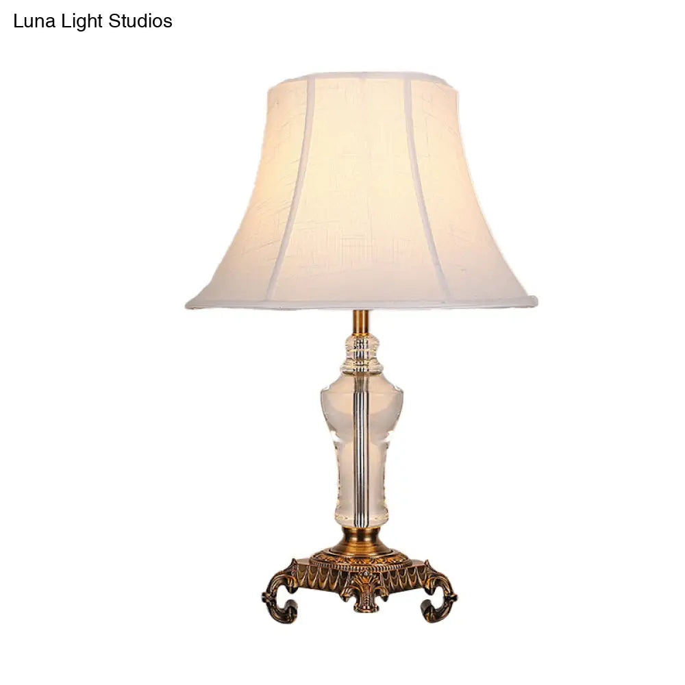 مصباح طاولة ليلية مخروطي أبيض ريفي مع لمسة من الكريستال - غطاء من القماش، ضوء واحد - مثالي لغرفة المعيشة