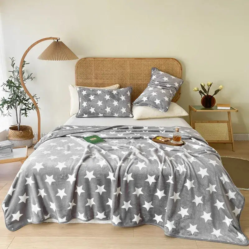 Gray star-patterned plush throw blanket with white stars made of cozy checkered fleece for bedroom decorbites use