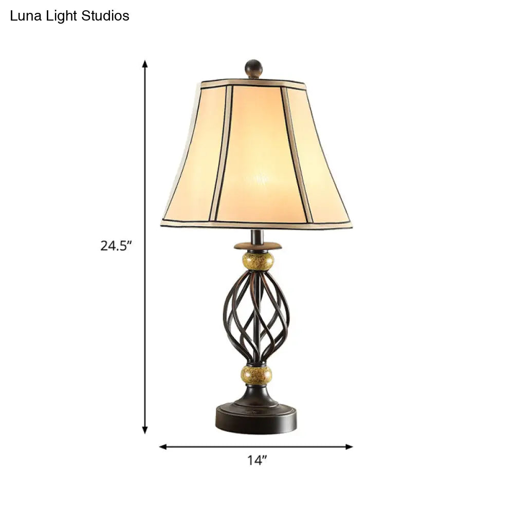 مصباح طاولة من القماش بتصميم ريفي دافئ مع قاعدة قفصية سوداء ملتوية - إضاءة ليلية مثالية لغرفة المعيشة