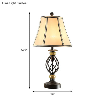 مصباح طاولة من القماش بتصميم ريفي دافئ مع قاعدة قفصية سوداء ملتوية - إضاءة ليلية مثالية لغرفة المعيشة