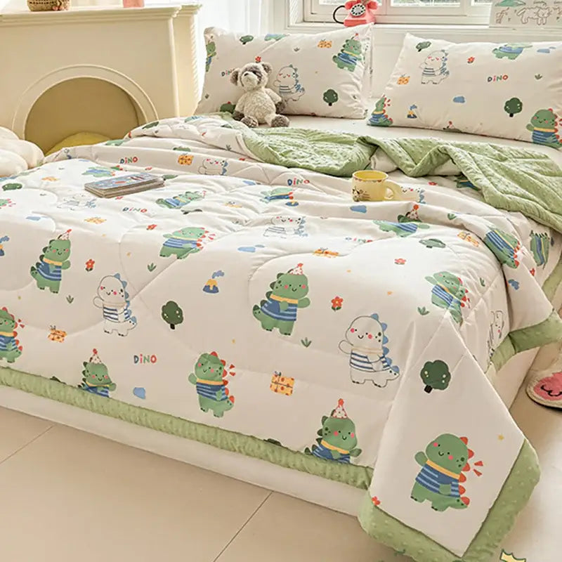 Cream white and green dinosaur-themed cartoon pattern summer quilt set with soft plush fabric for bedroom decorbites cartoon pattern