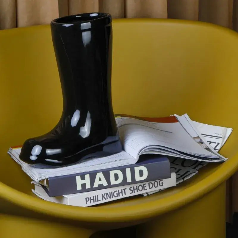Black glossy decorbites ceramic shoe vase in boot shape for living room flower decor made of ceramic material