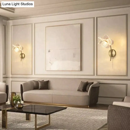 Lámpara de pared LED dorada decorativa DecorBites™ con diseño floral creativo para dormitorio, mesilla de noche o sala de estar.