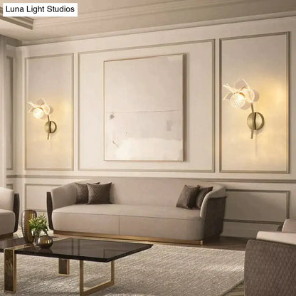 Lámpara de pared LED dorada decorativa DecorBites™ con diseño floral creativo para dormitorio, mesilla de noche o sala de estar.