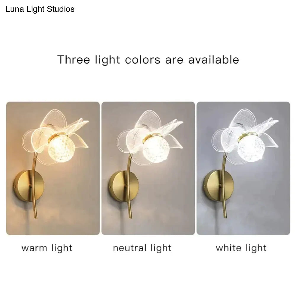 Lámpara de pared LED dorada decorativa DecorBites™ con diseño floral creativo para dormitorio, mesilla de noche o sala de estar.