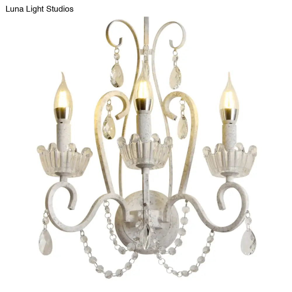 مصباح حائط كريستالي أبيض بذراع حلزوني من تاج - تركيبات غرفة معيشة تقليدية أنيقة