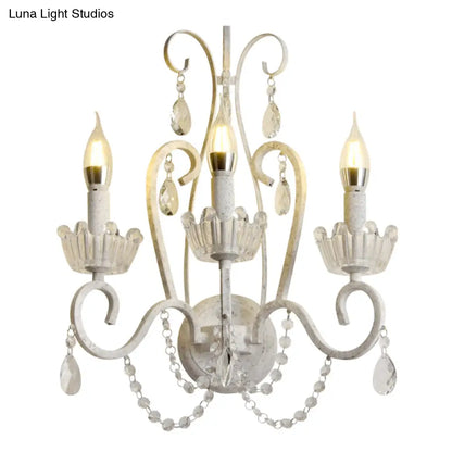 مصباح حائط كريستالي أبيض بذراع حلزوني من تاج - تركيبات غرفة معيشة تقليدية أنيقة