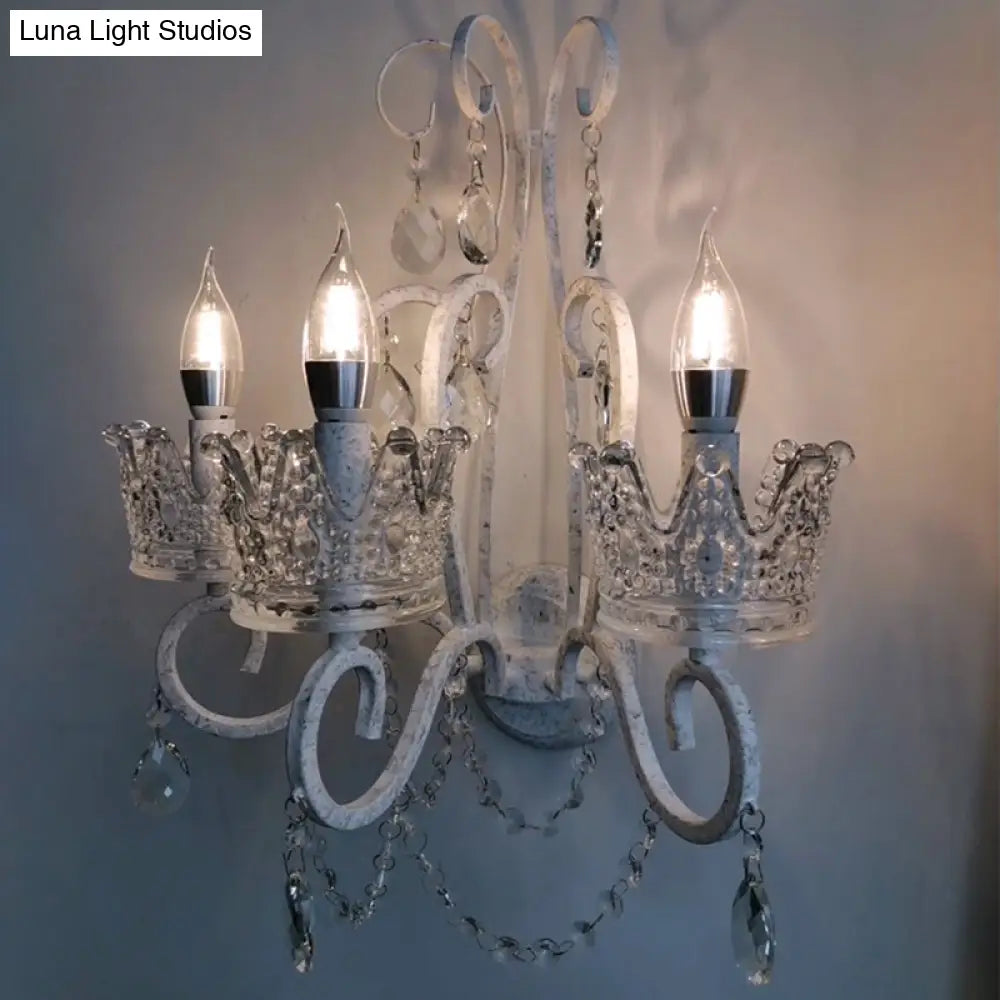 مصباح حائط كريستالي أبيض بذراع حلزوني من تاج - تركيبات غرفة معيشة تقليدية أنيقة