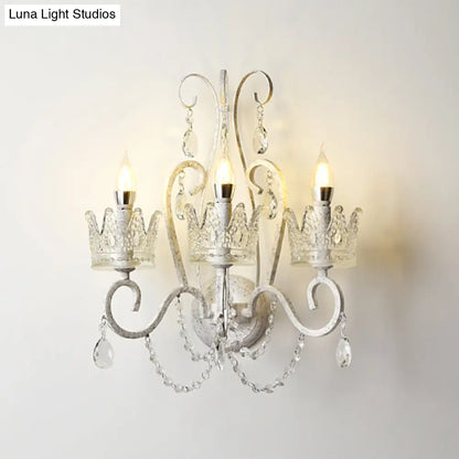 مصباح حائط كريستالي أبيض بذراع حلزوني من تاج - تركيبات غرفة معيشة تقليدية أنيقة