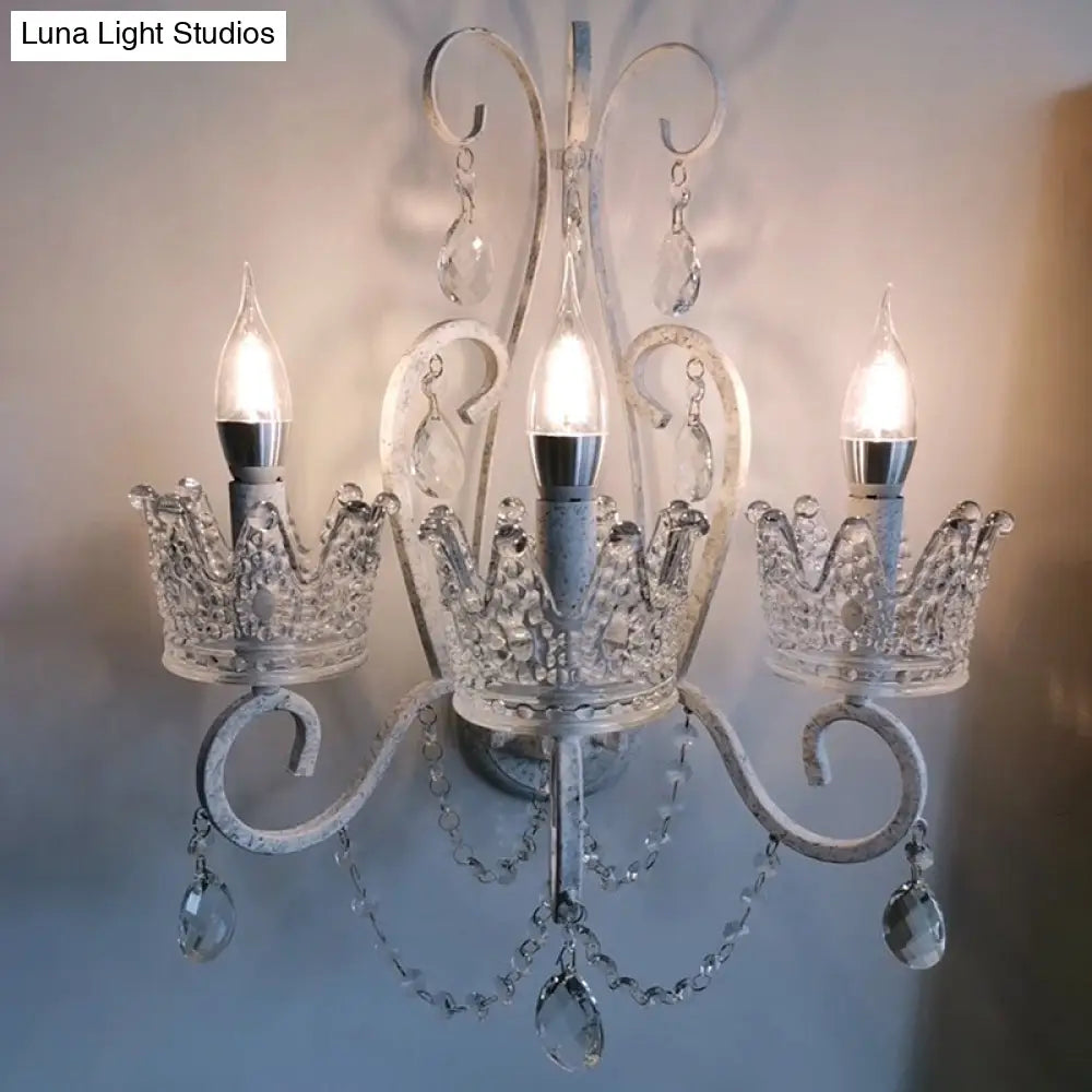 مصباح حائط كريستالي أبيض بذراع حلزوني من تاج - تركيبات غرفة معيشة تقليدية أنيقة