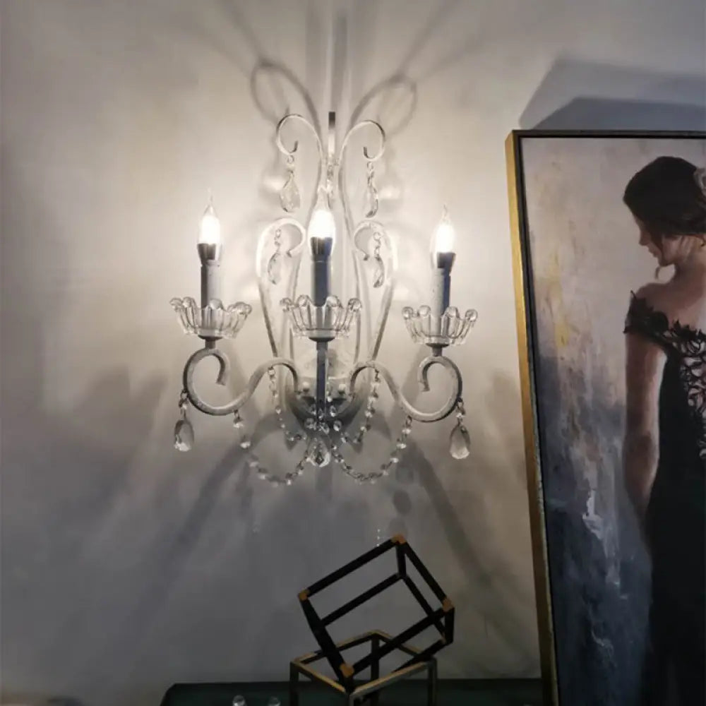 مصباح حائط كريستالي أبيض بذراع حلزوني من تاج - تركيبات غرفة معيشة تقليدية أنيقة