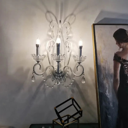 مصباح حائط كريستالي أبيض بذراع حلزوني من تاج - تركيبات غرفة معيشة تقليدية أنيقة