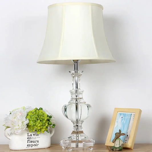 مصباح دراسة معاصر مشطوف من الكريستال: ضوء قراءة كتاب أبيض