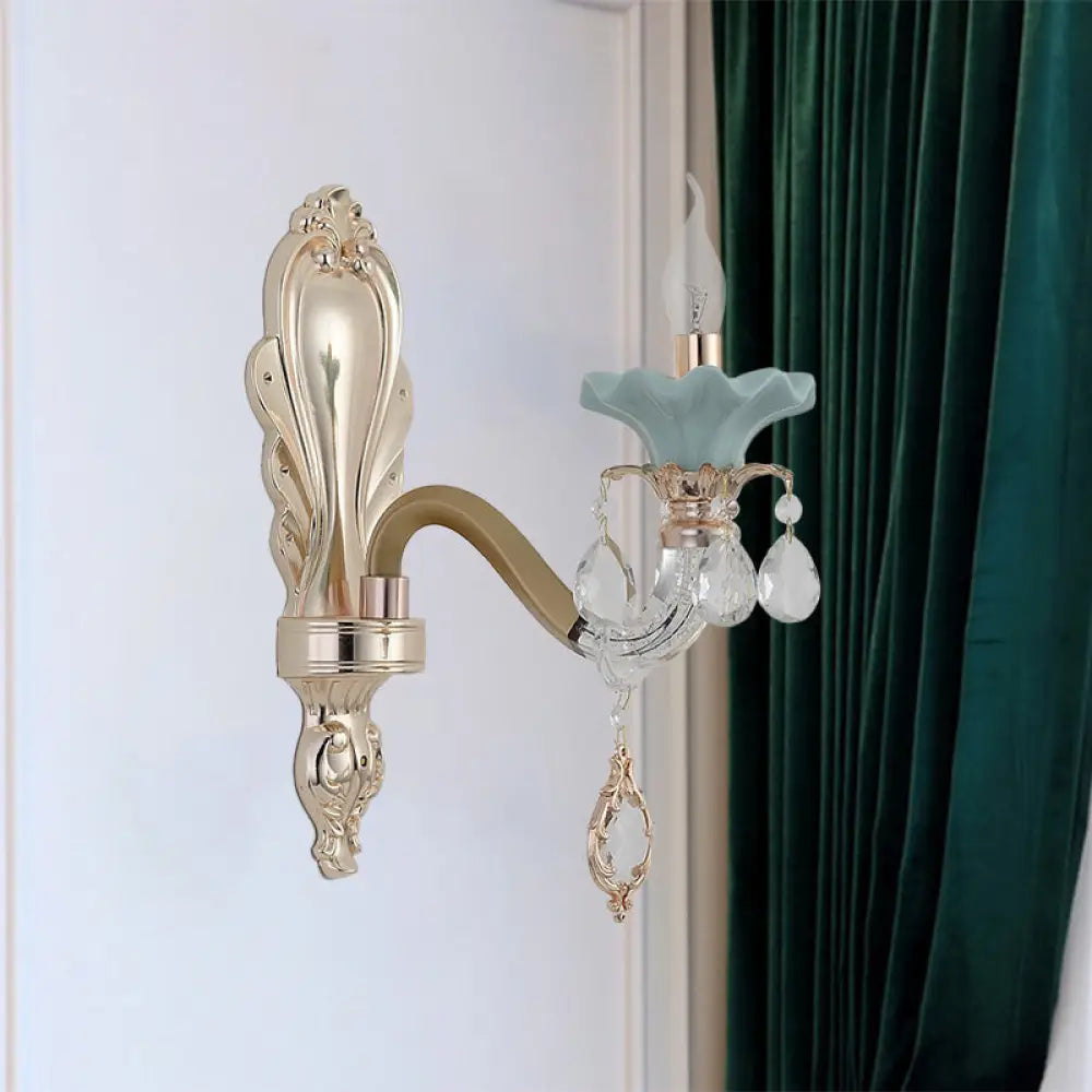 مصباح شموع كريستالي مثبت على الحائط بلمسة نهائية ذهبية أنيقة