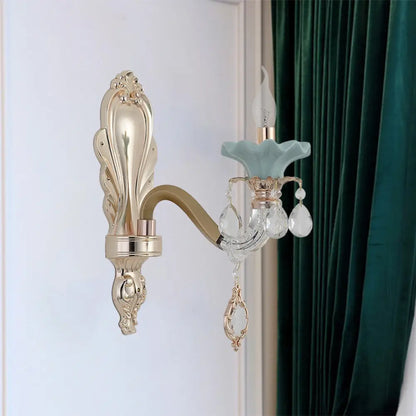 مصباح شموع كريستالي مثبت على الحائط بلمسة نهائية ذهبية أنيقة