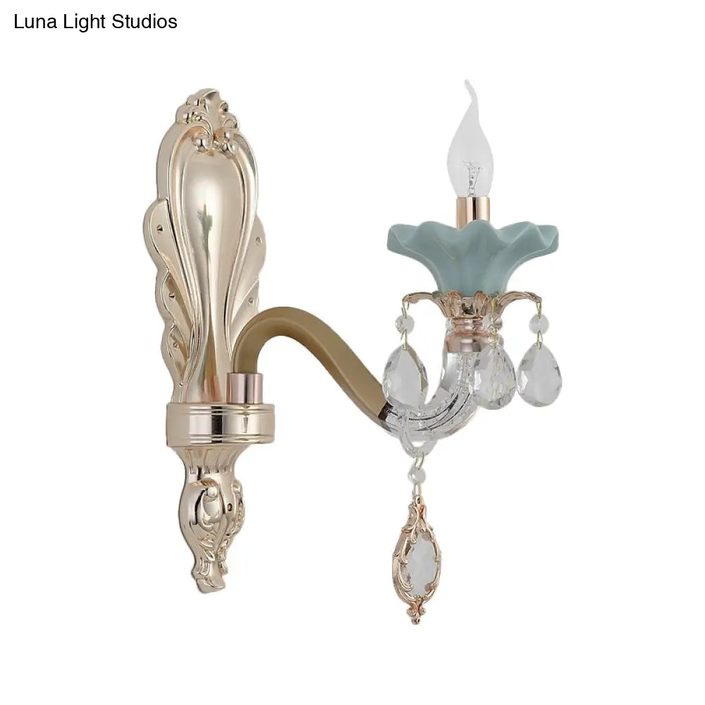 مصباح شموع كريستالي مثبت على الحائط بلمسة نهائية ذهبية أنيقة