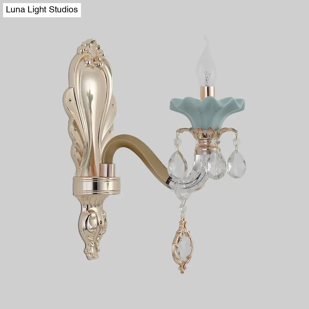 مصباح شموع كريستالي مثبت على الحائط بلمسة نهائية ذهبية أنيقة