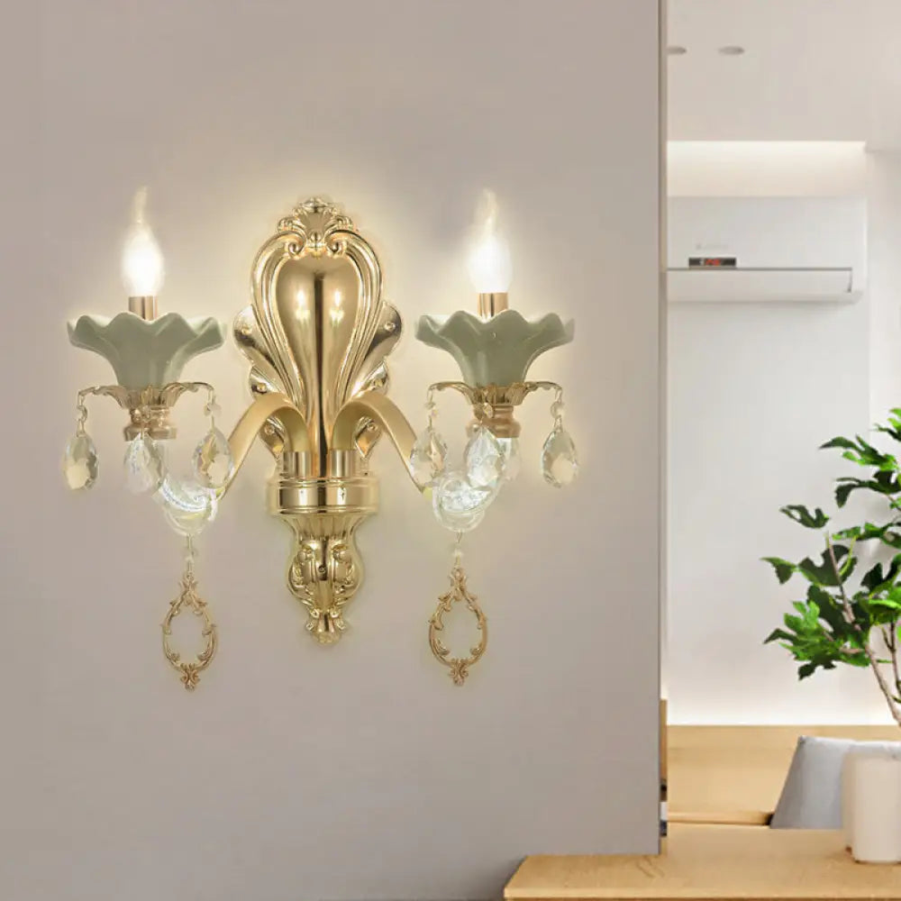 مصباح شموع كريستالي مثبت على الحائط بلمسة نهائية ذهبية أنيقة