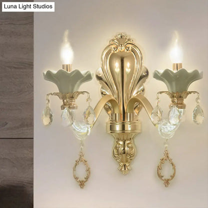 مصباح شموع كريستالي مثبت على الحائط بلمسة نهائية ذهبية أنيقة