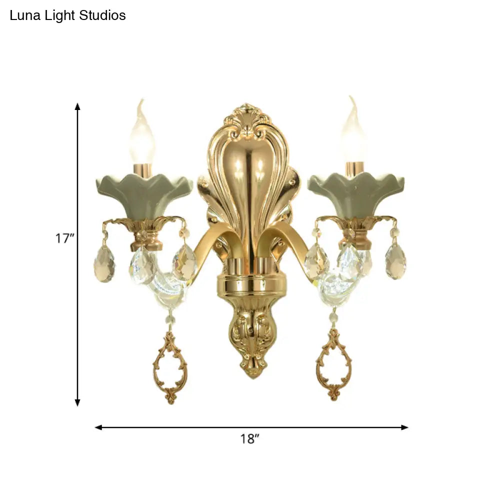 مصباح شموع كريستالي مثبت على الحائط بلمسة نهائية ذهبية أنيقة