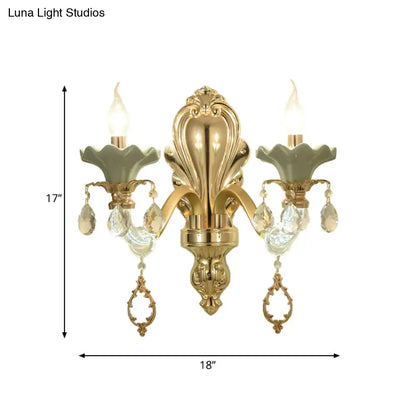 مصباح شموع كريستالي مثبت على الحائط بلمسة نهائية ذهبية أنيقة