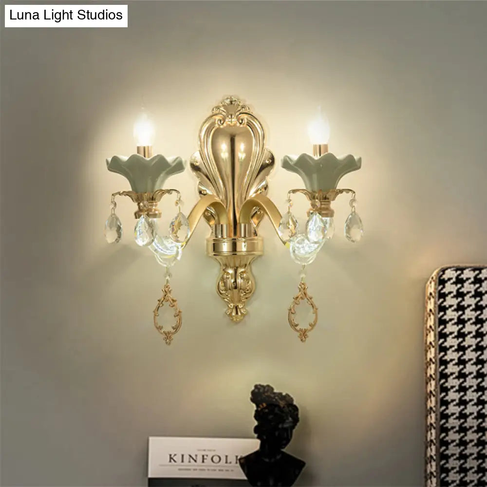 مصباح شموع كريستالي مثبت على الحائط بلمسة نهائية ذهبية أنيقة