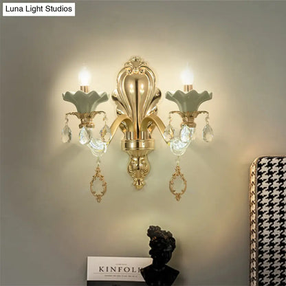 مصباح شموع كريستالي مثبت على الحائط بلمسة نهائية ذهبية أنيقة