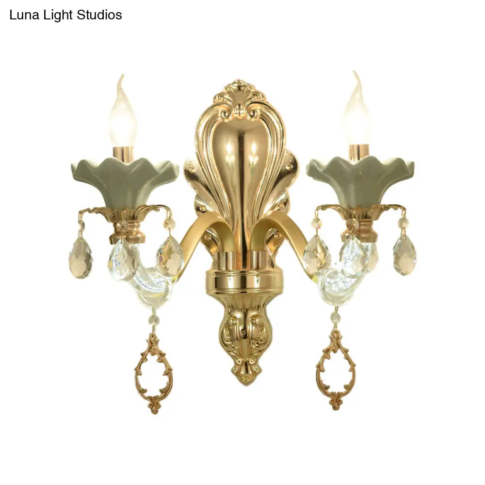مصباح شموع كريستالي مثبت على الحائط بلمسة نهائية ذهبية أنيقة