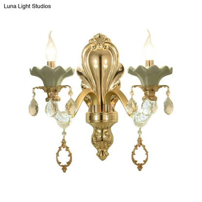 مصباح شموع كريستالي مثبت على الحائط بلمسة نهائية ذهبية أنيقة