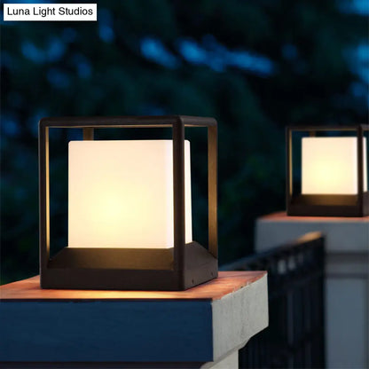 مصباح حائط بلاستيكي مكعب: مصباح بوابة حديث بضوء واحد وإطار معدني - أسود وأبيض