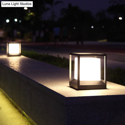 مصباح حائط بلاستيكي مكعب: مصباح بوابة حديث بضوء واحد وإطار معدني - أسود وأبيض