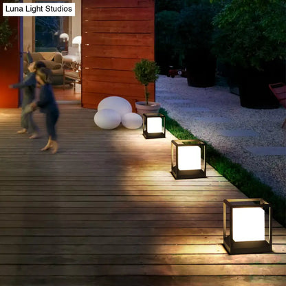 مصباح حائط بلاستيكي مكعب: مصباح بوابة حديث بضوء واحد وإطار معدني - أسود وأبيض