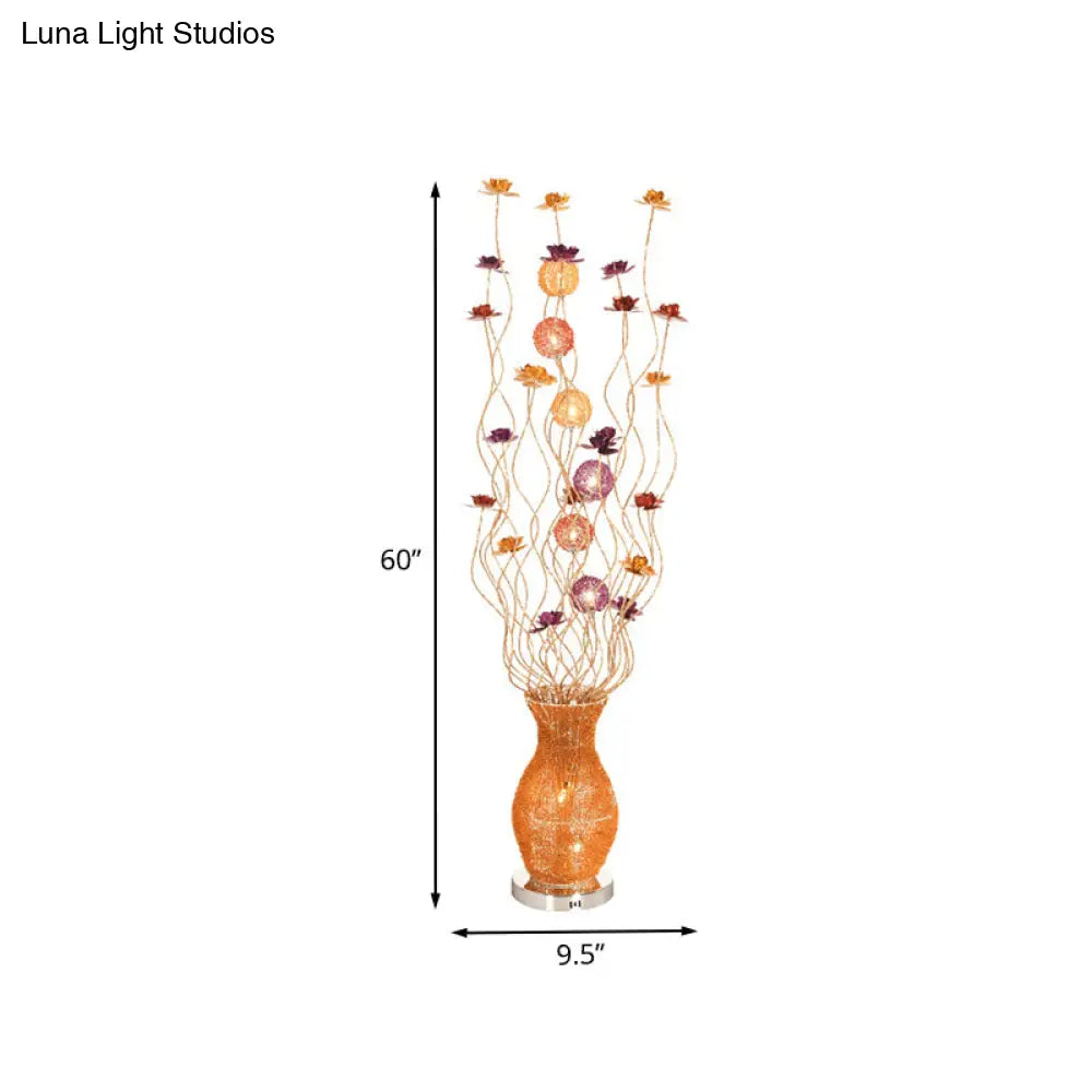 مصباح أرضي منحني من الألومنيوم مع إضاءة LED وديكور زهور وقاعدة مزهرية باللون الذهبي