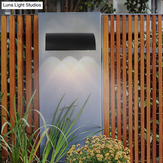 Lámpara de pared curva negra DecorBites™: Iluminación LED minimalista con montura metálica y luz blanca cálida.