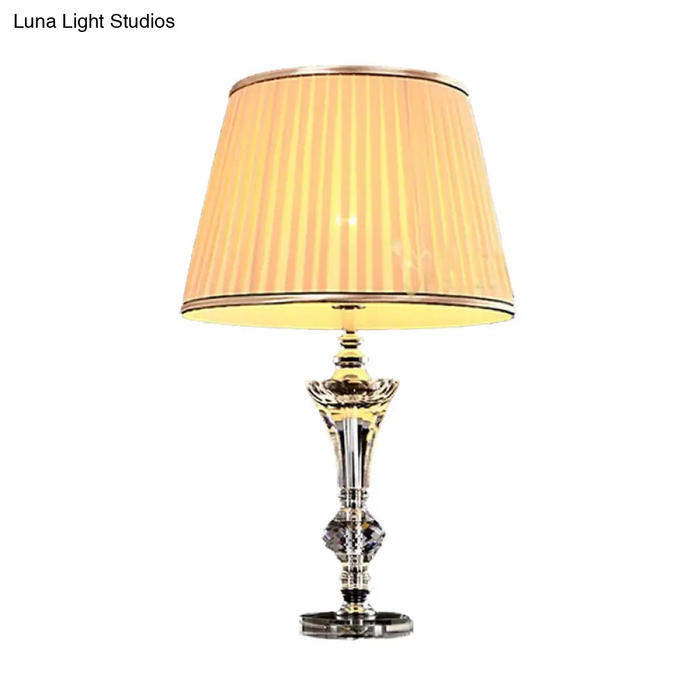 مصباح طاولة جانبية من القماش المنحني: ضوء قراءة عصري من الكريستال المشطوف باللون البيج