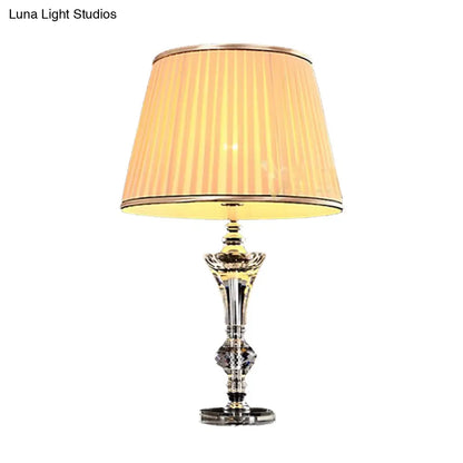 مصباح طاولة جانبية من القماش المنحني: ضوء قراءة عصري من الكريستال المشطوف باللون البيج