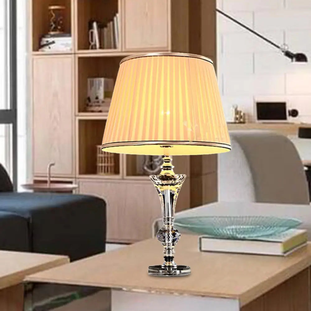 مصباح طاولة جانبية من القماش المنحني: ضوء قراءة عصري من الكريستال المشطوف باللون البيج