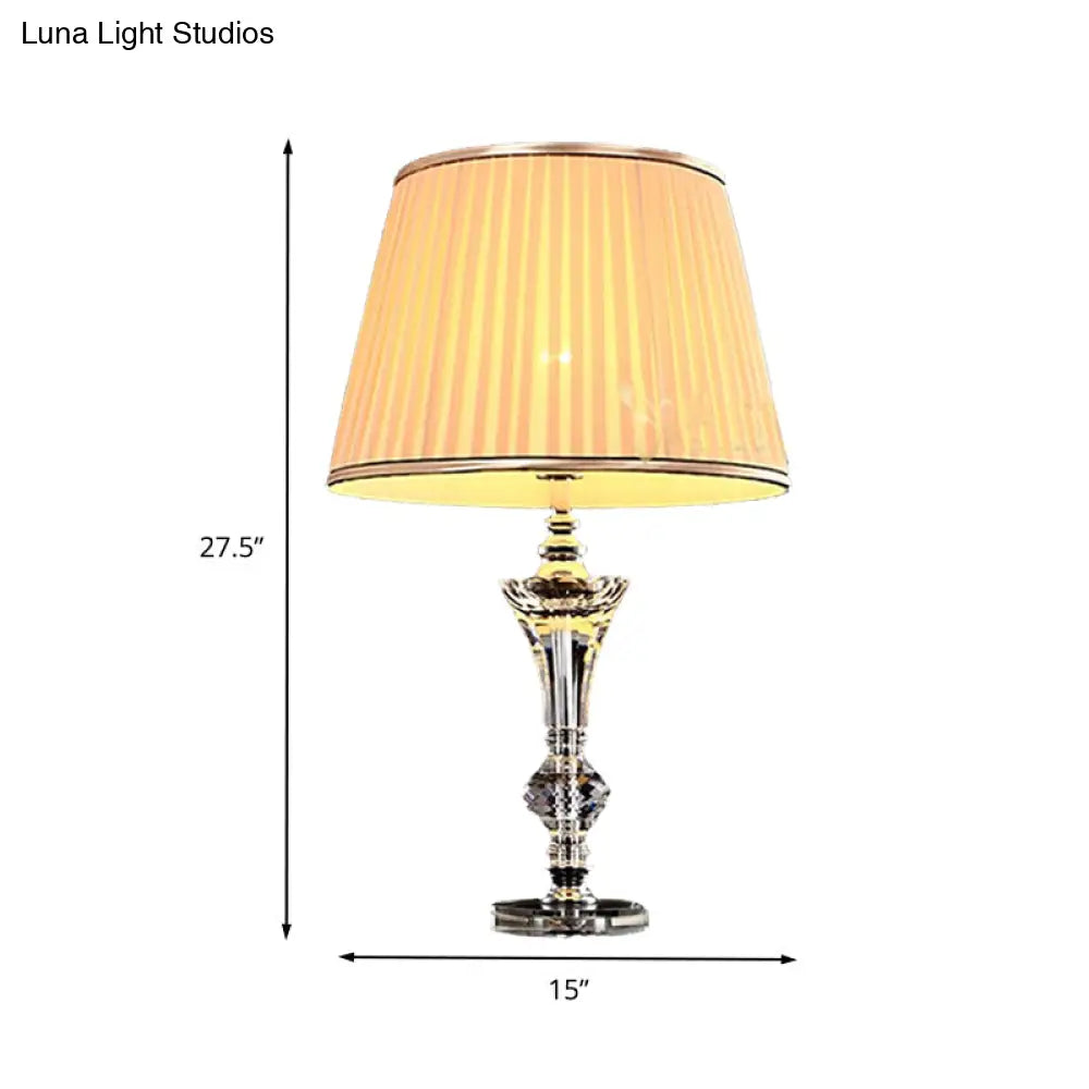 مصباح طاولة جانبية من القماش المنحني: ضوء قراءة عصري من الكريستال المشطوف باللون البيج