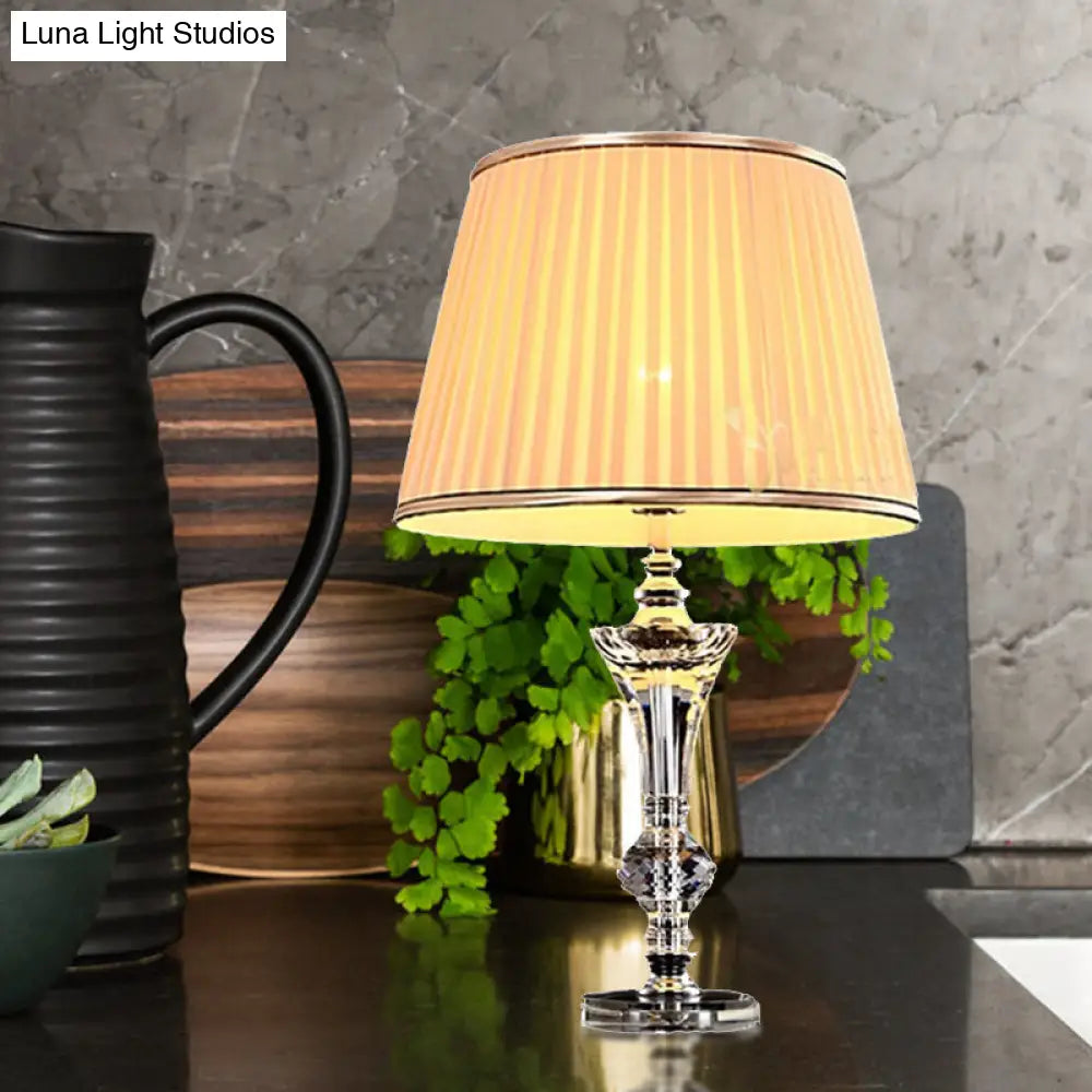 مصباح طاولة جانبية من القماش المنحني: ضوء قراءة عصري من الكريستال المشطوف باللون البيج